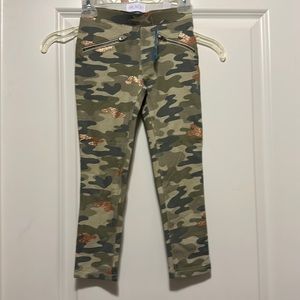 Cute camo and gold little girl size 5 jeggings